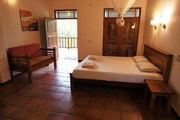 پانسیون Hettimulla River House