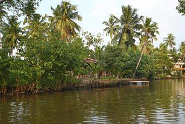 پانسیون Hettimulla River House