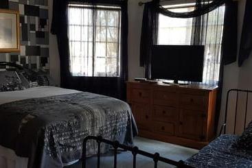 پانسیون Little Savoy Guest House