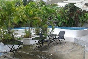 پانسیون Little Savoy Guest House
