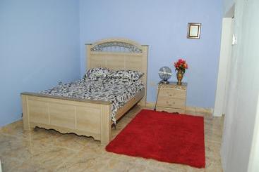 پانسیون Little Savoy Guest House