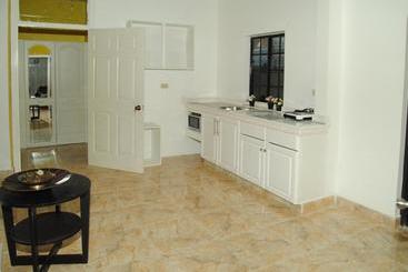 پانسیون Little Savoy Guest House