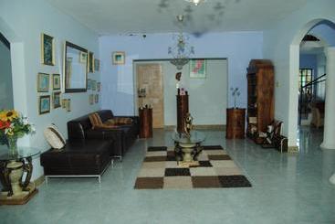پانسیون Little Savoy Guest House