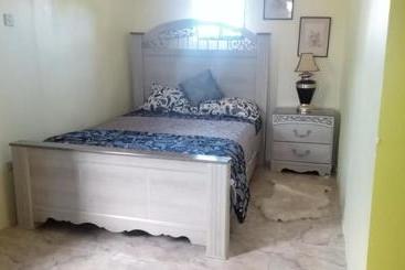 پانسیون Little Savoy Guest House