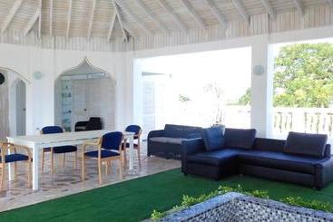 پانسیون Little Savoy Guest House