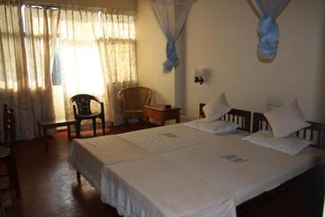 Hostel Lily Restaurant And Inn