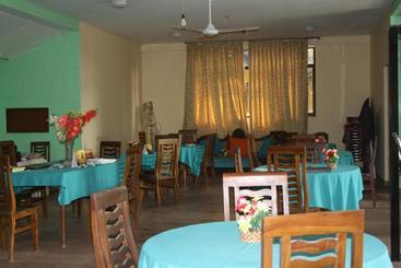 Hostel Lily Restaurant And Inn