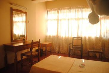 Hostel Lily Restaurant And Inn