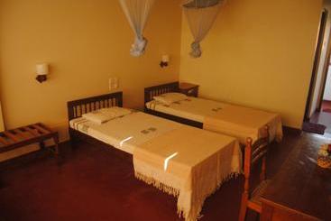 Hostel Lily Restaurant And Inn