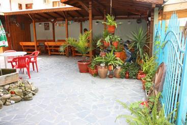 پانسیون La Kameya