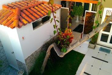 پانسیون Hostal La Rivera