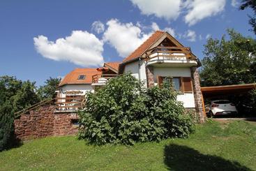 Vöröskő Apartmanház