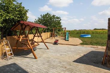 هاستل Hanu Lui Gica Spa