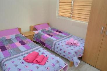 پانسیون Guest House Konak Iris