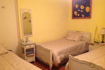 پانسیون Hostal Renoir