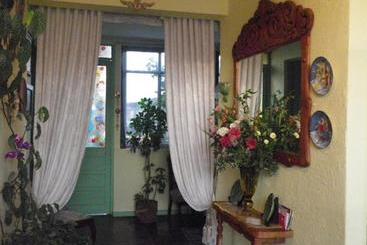 پانسیون Hostal Renoir