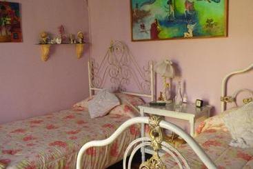 پانسیون Hostal Renoir