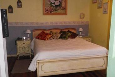 پانسیون Hostal Renoir