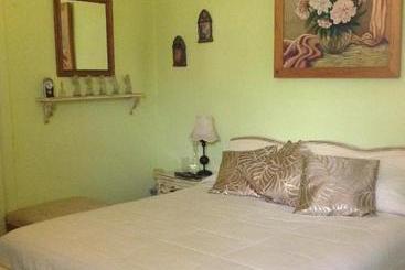 پانسیون Hostal Renoir
