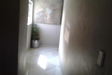 پانسیون Legacy Guest Lodge
