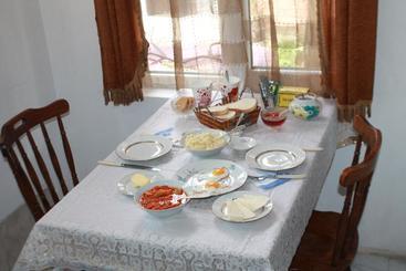 پانسیون Tlt Guest House
