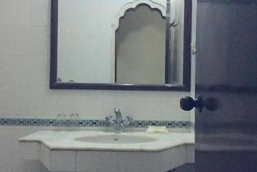پانسیون Marble Palace