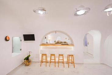 Hyperion Oia Suites