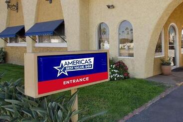 فندق Econo Lodge Inn & Suites
