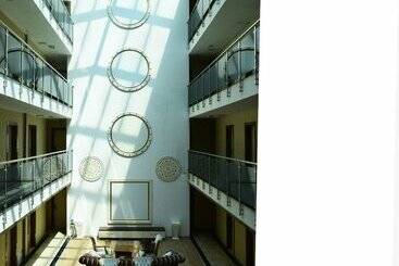 Shining Apart Otel