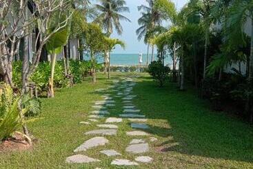 בית מלון כפרי Tungtong Beach Villas