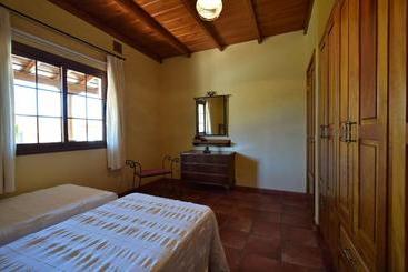 Casas Rurales Tola