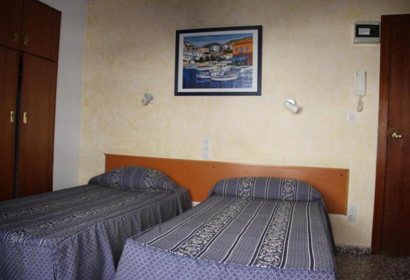 هتل Hostal Mengual