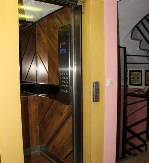 هتل Hostal Mengual