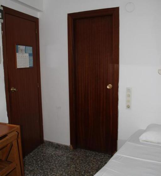 هتل Hostal Mengual