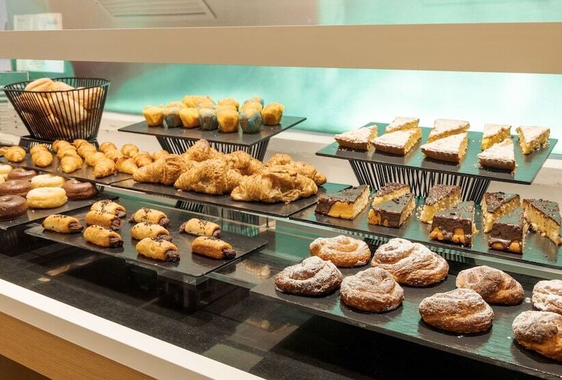 Отель Ilunion Almirante