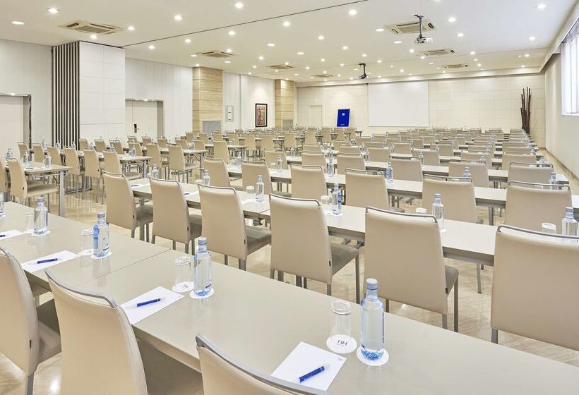 Отель NH Barcelona Stadium