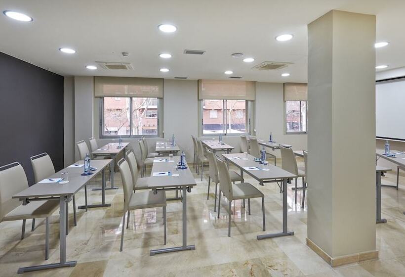 Отель NH Barcelona Les Corts