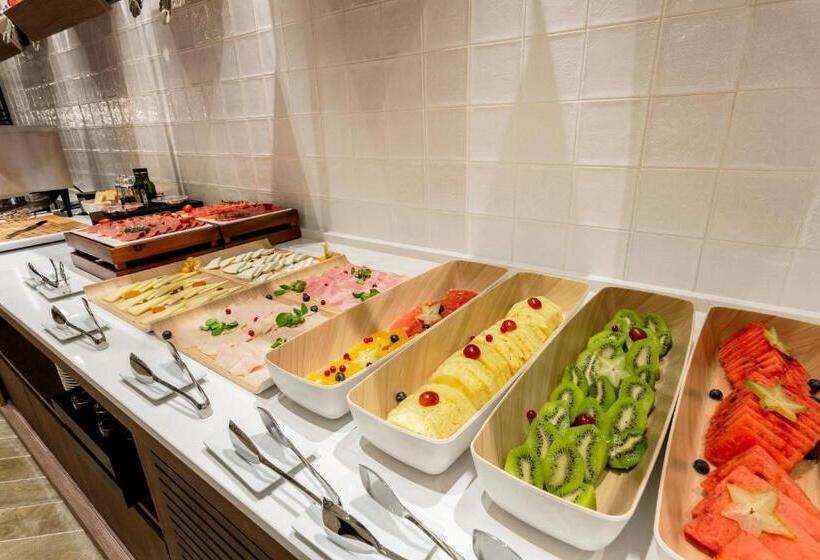 Отель Eurostars Puerta Real