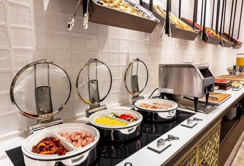 Отель Eurostars Puerta Real