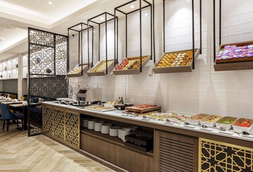 Отель Eurostars Puerta Real