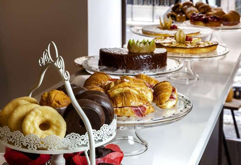 Отель Eurostars Puerta Real