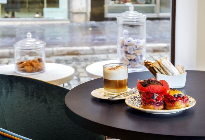 Отель Eurostars Puerta Real