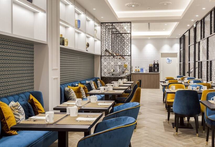 Отель Eurostars Puerta Real