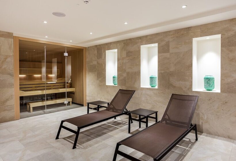 Отель Eurostars Puerta Real