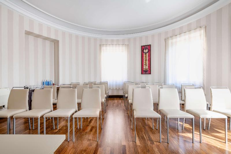 هتل NH Collection Victoria