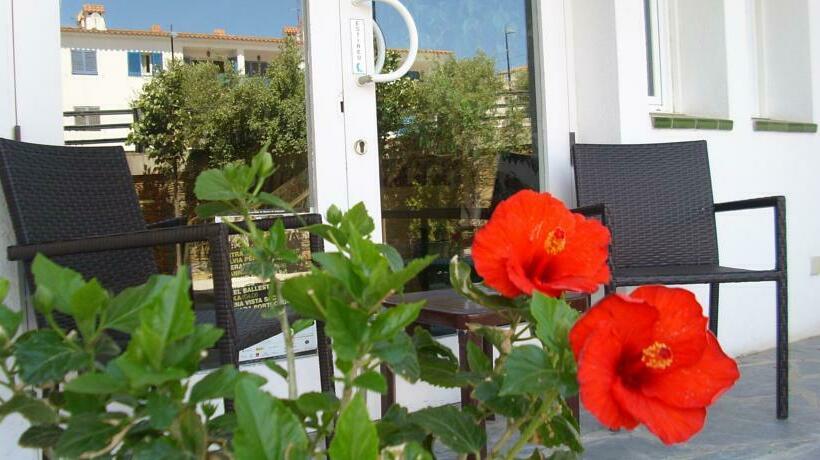 هتل Nou Estrelles