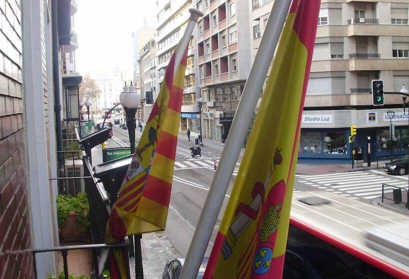 هتل Hostal Cataluña