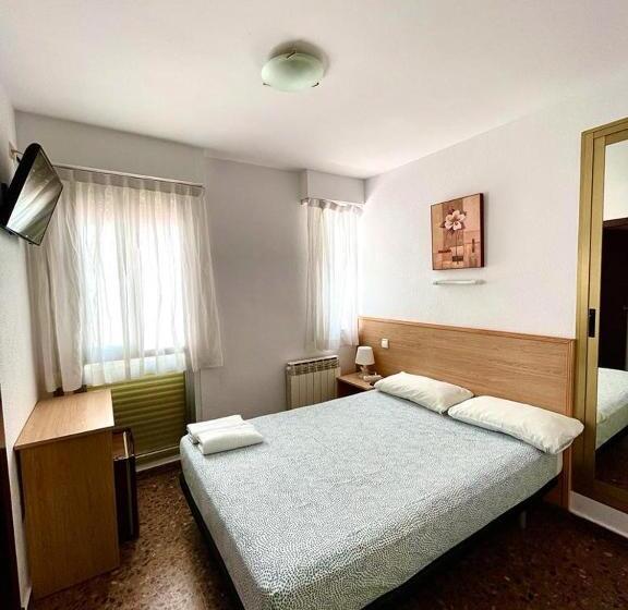 هتل Hostal Milmarcos