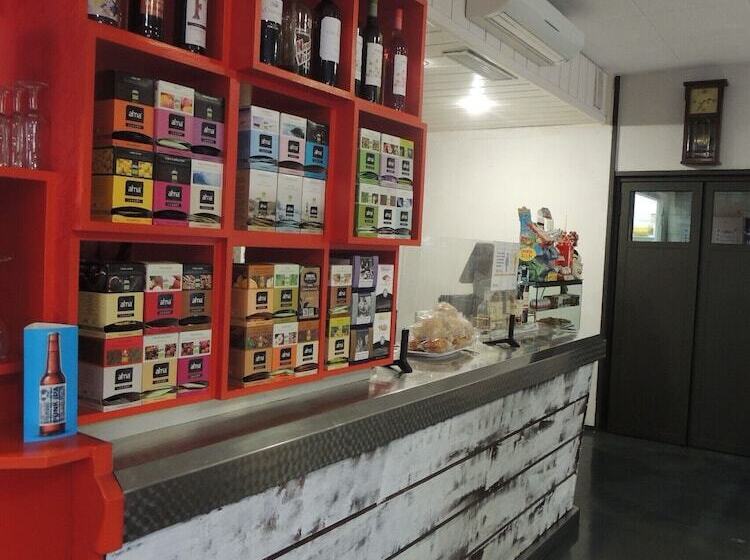 هتل Hostal Can Massot