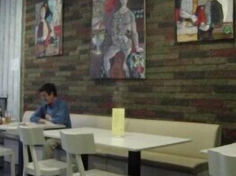 هتل Hostal Can Massot